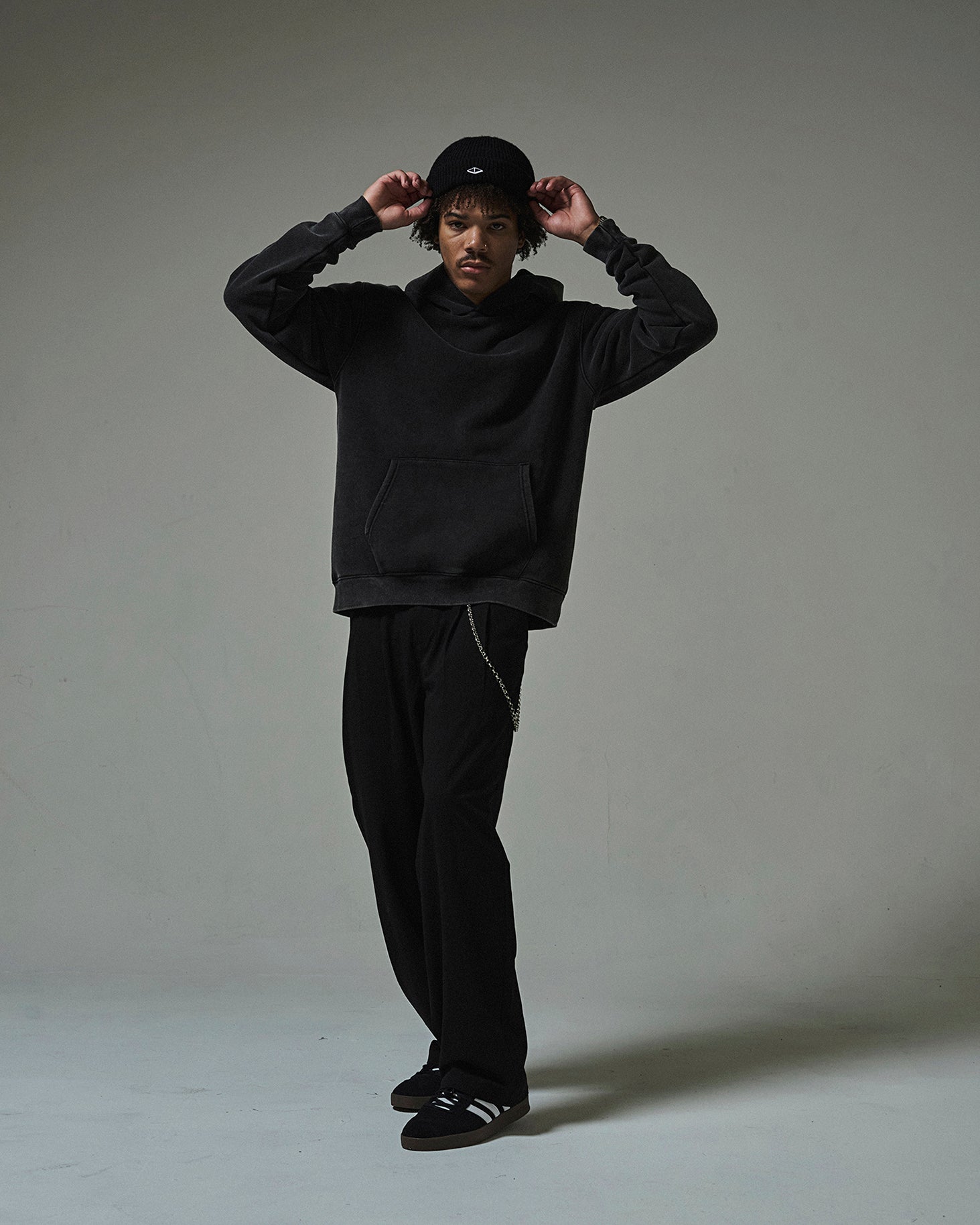 THE 00:00 ESSENTIALS HOOD -VINTAGE BLACK