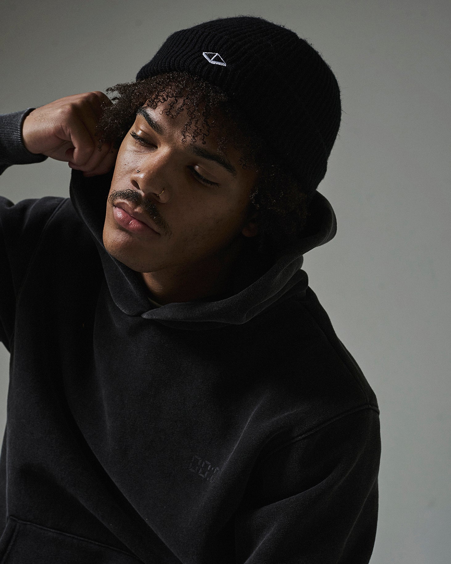 THE 00:00 ESSENTIALS HOOD -VINTAGE BLACK