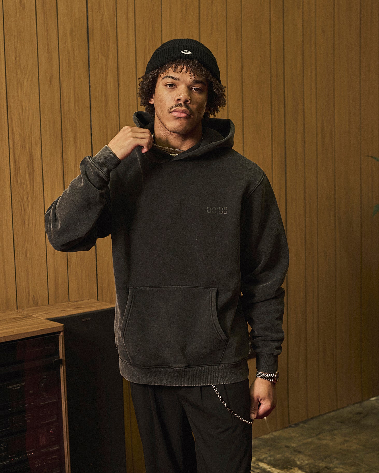 THE 00:00 ESSENTIALS HOOD -VINTAGE BLACK