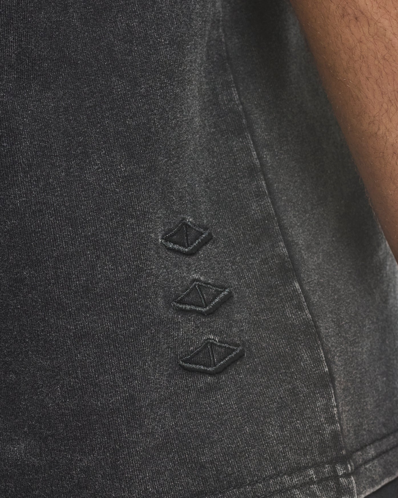 THE 00:00 ESSENTIALS T-SHIRT -VINTAGE BLACK